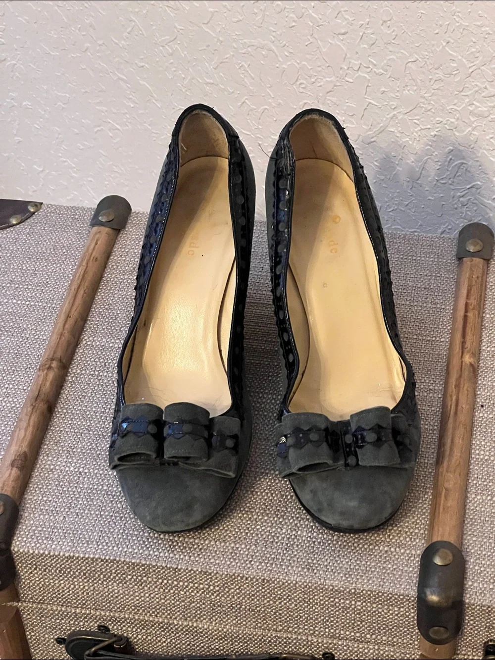 Kate Spade Grey Sueded Bowie Wedge Pumps Black Patent Leather Eyelet Trim Size 8